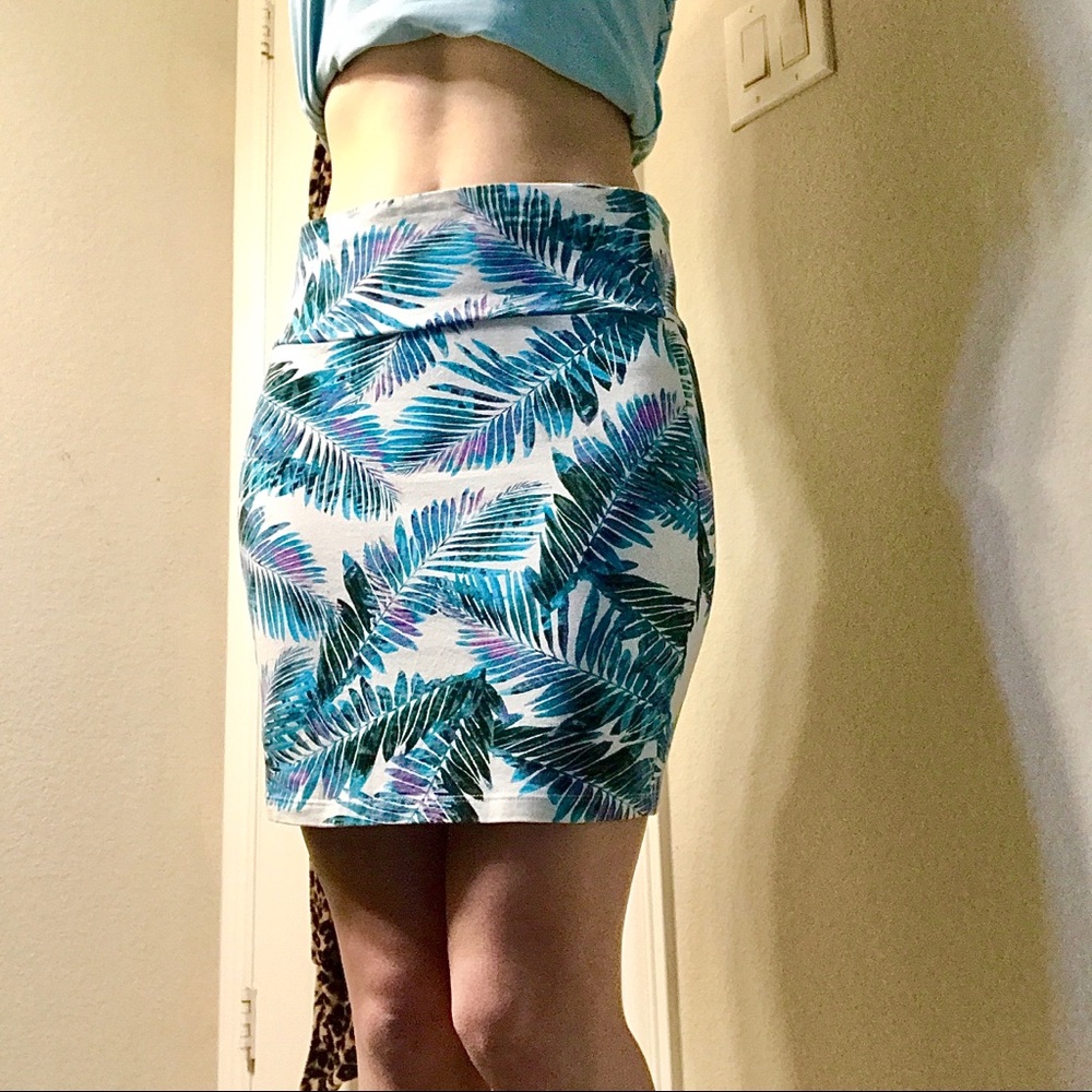 White Patterned Pencil Skirt